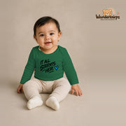 Babybody für Mädchen in Grün mit Motiv „It all starts here“, getragen von einem Kind – Wunderknirps.