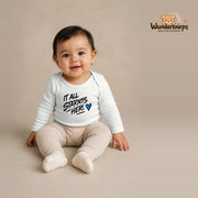 Babybody für Mädchen in Weiß mit Motiv „It all starts here“, getragen von einem Kind – Wunderknirps.