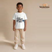 T-Shirt für Jungen in Weiß mit Motiv „It all starts here“, getragen von einem Kind – Wunderknirps.