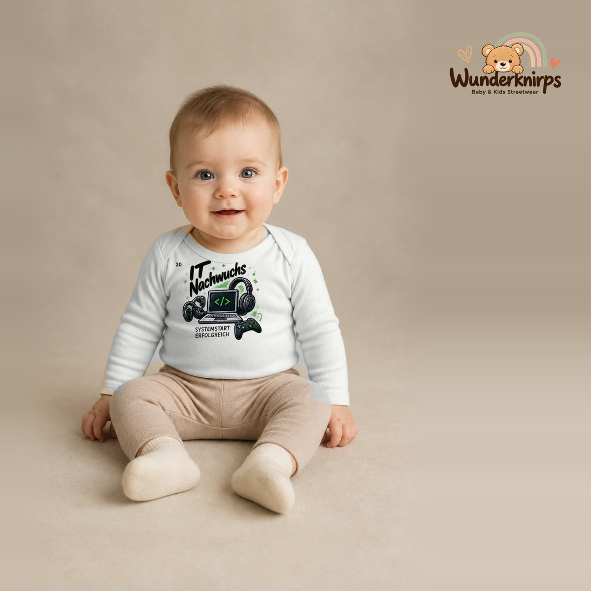 Babybody für Jungen in Weiß mit Motiv „IT Nachwuchs“, getragen von einem Kind – Wunderknirps.