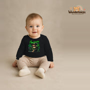 Babybody für Jungen in Schwarz mit Motiv „IT Nachwuchs“, getragen von einem Kind – Wunderknirps.
