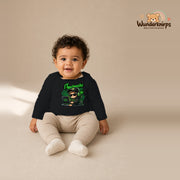 Babybody für Jungen in Schwarz mit Motiv „IT Nachwuchs“, getragen von einem Kind – Wunderknirps.