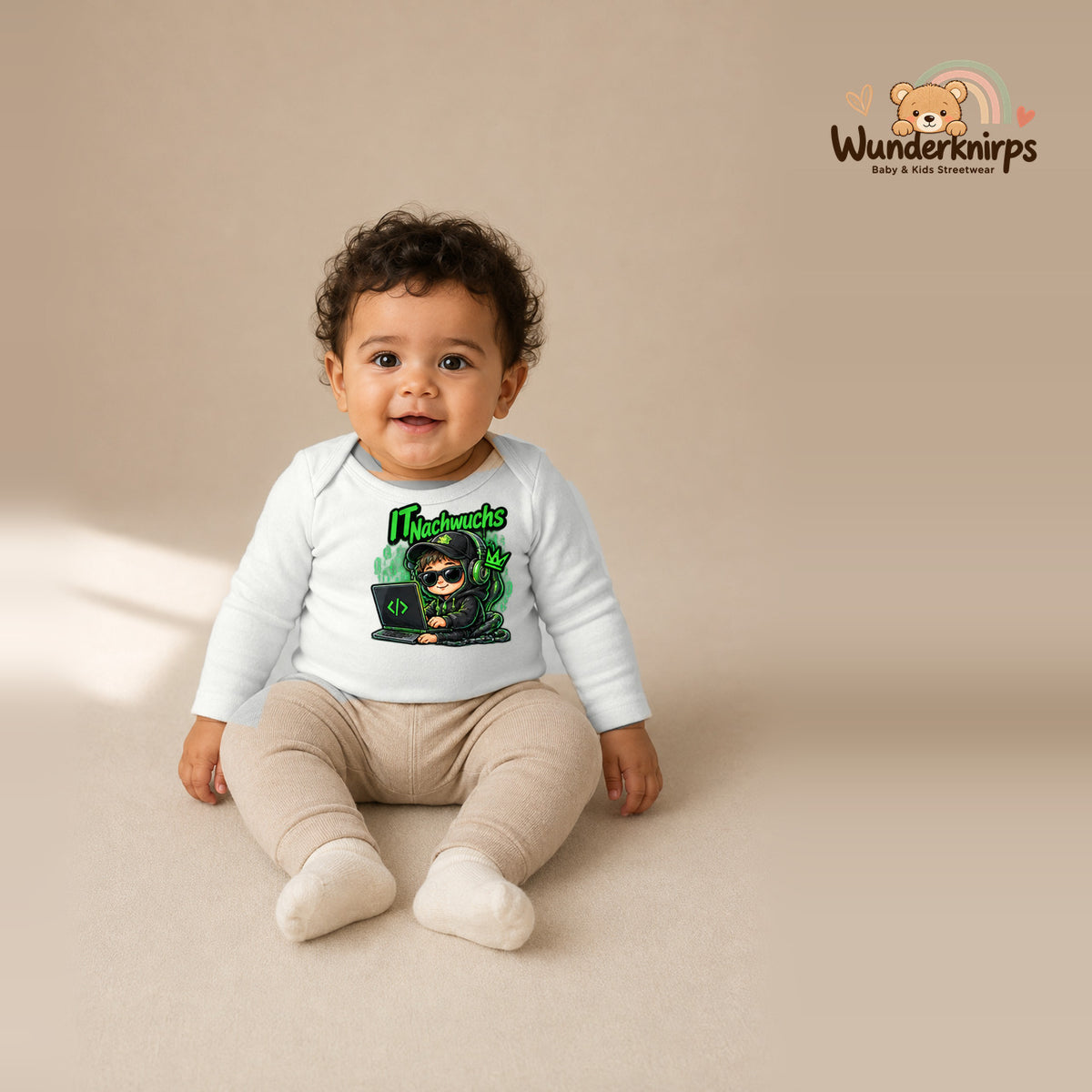 Babybody für Jungen in Weiß mit Motiv „IT Nachwuchs“, getragen von einem Kind – Wunderknirps.