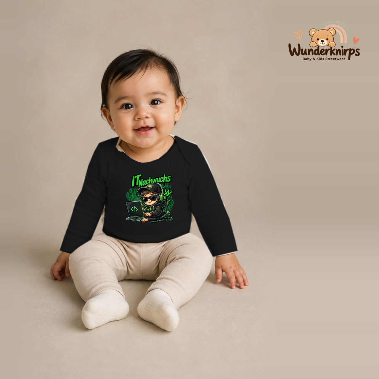 Babybody für Mädchen in Schwarz mit Motiv „IT Nachwuchs“, getragen von einem Kind – Wunderknirps.