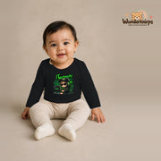 Babybody für Mädchen in Schwarz mit Motiv „IT Nachwuchs“, getragen von einem Kind – Wunderknirps.