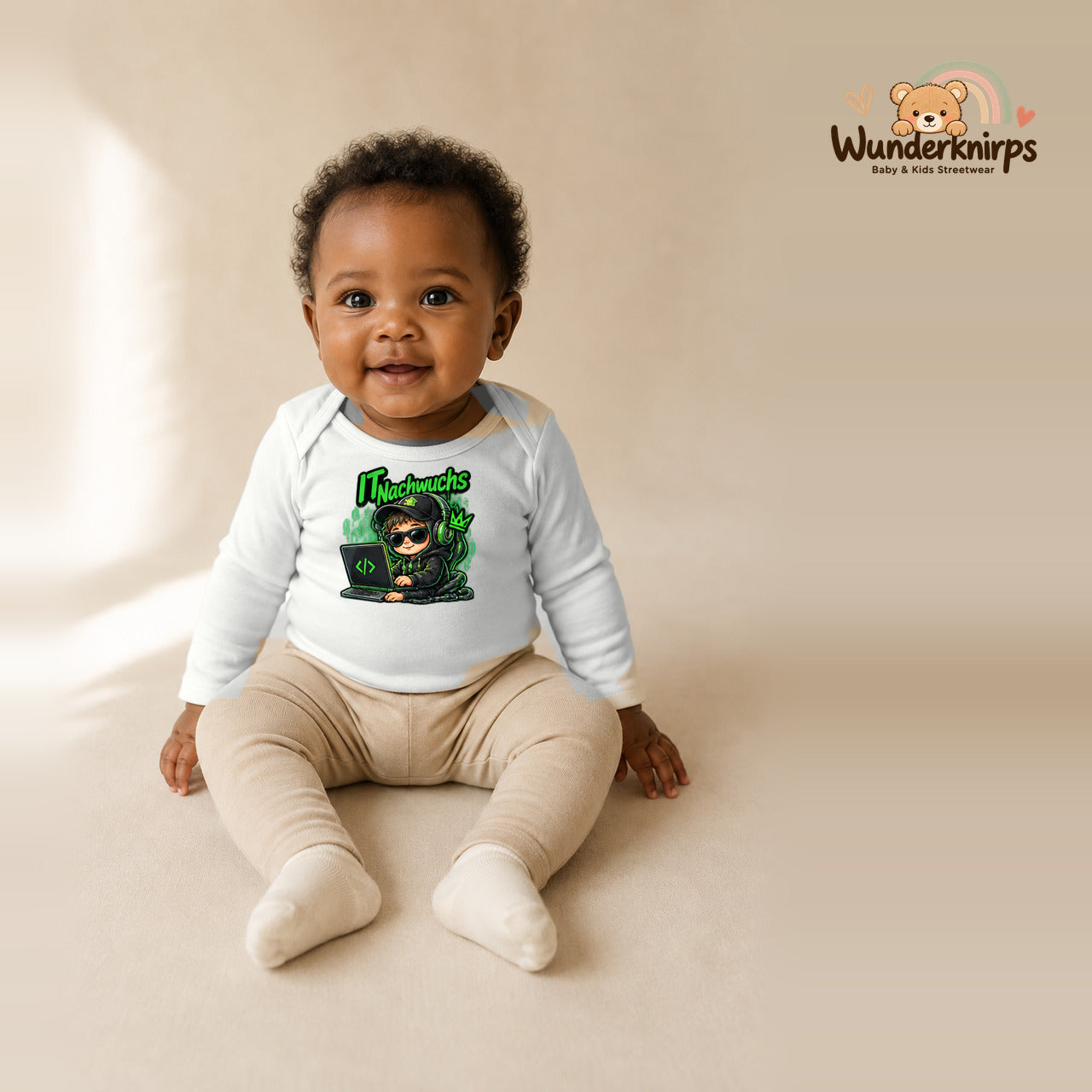 Babybody für Mädchen in Weiß mit Motiv „IT Nachwuchs“, getragen von einem Kind – Wunderknirps.
