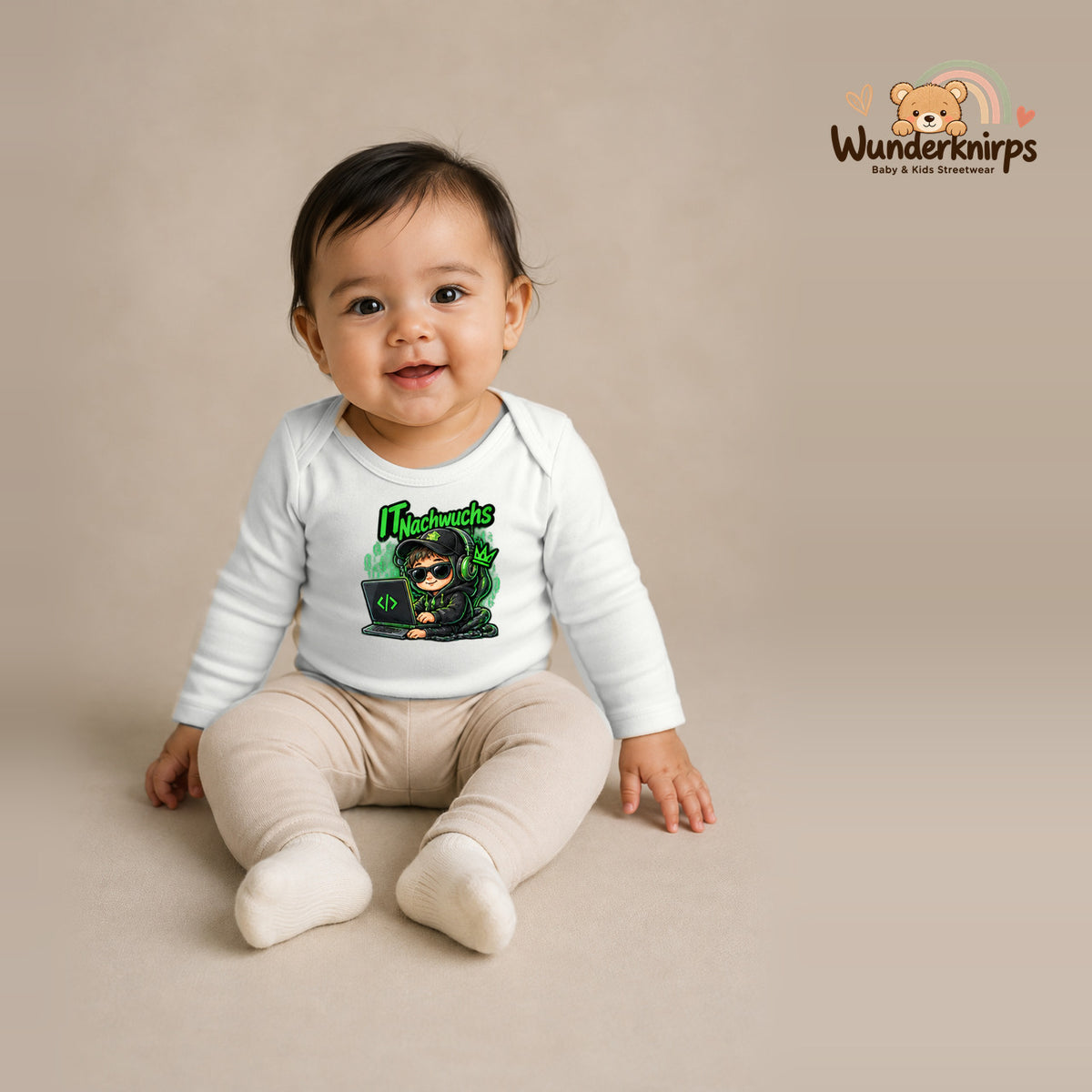 Babybody für Mädchen in Weiß mit Motiv „IT Nachwuchs“, getragen von einem Kind – Wunderknirps.