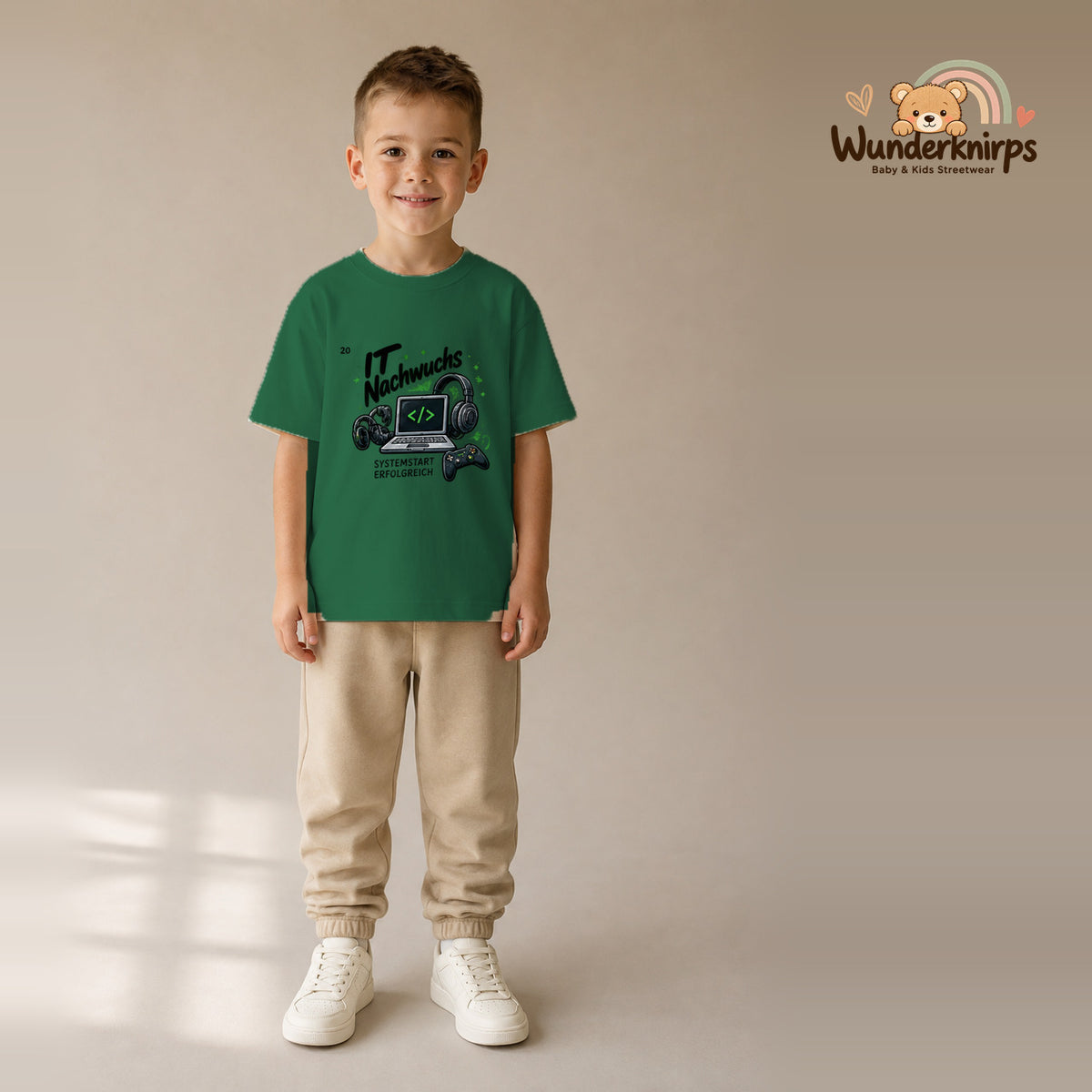 T-Shirt für Jungen in Grün mit Motiv „IT Nachwuchs“, getragen von einem Kind – Wunderknirps.