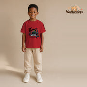 T-Shirt für Jungen in Rot mit Motiv „IT Nachwuchs“, getragen von einem Kind – Wunderknirps.