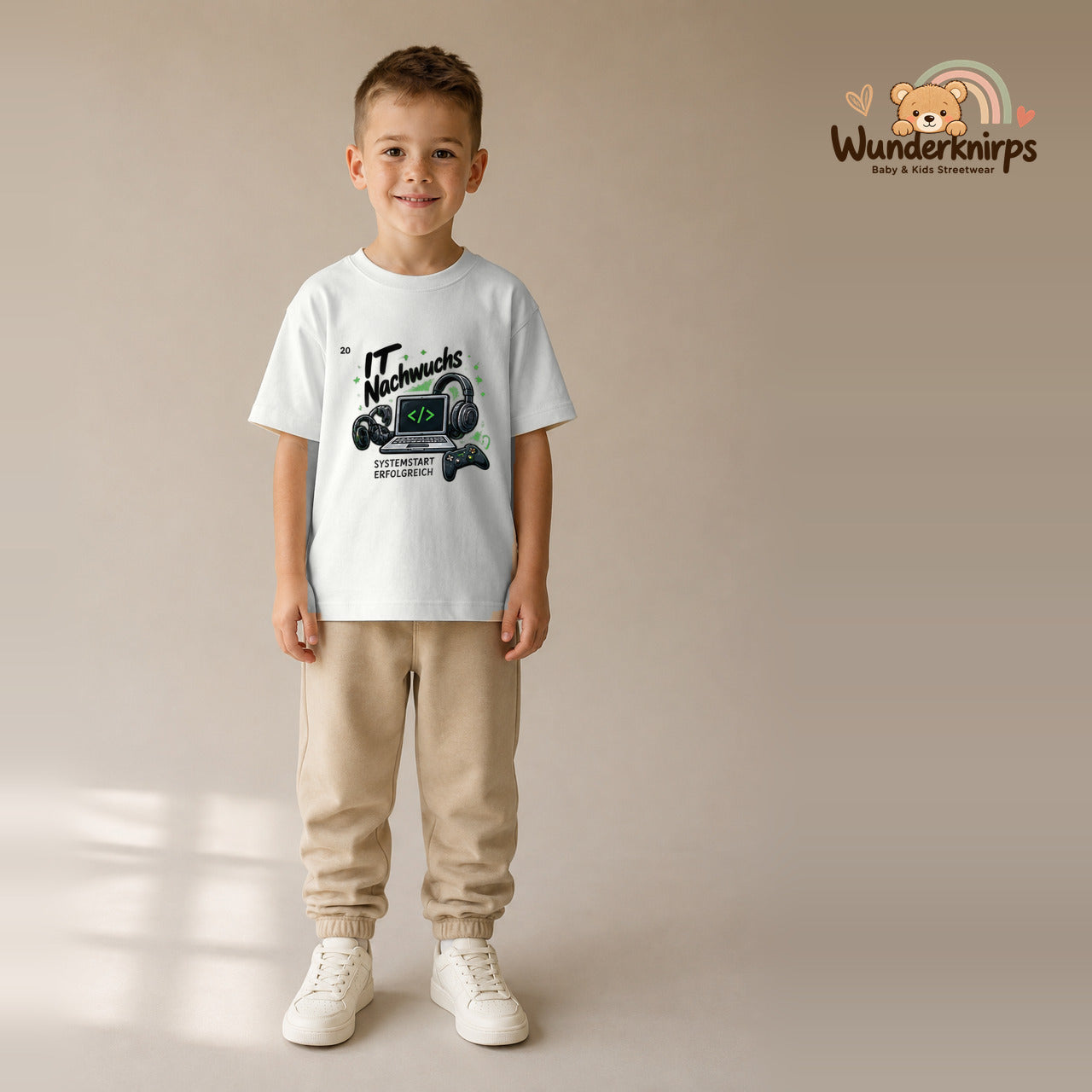 T-Shirt für Jungen in Weiß mit Motiv „IT Nachwuchs“, getragen von einem Kind – Wunderknirps.