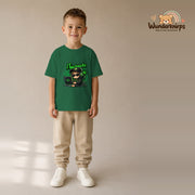 T-Shirt für Jungen in Grün mit Motiv „IT Nachwuchs“, getragen von einem Kind – Wunderknirps.
