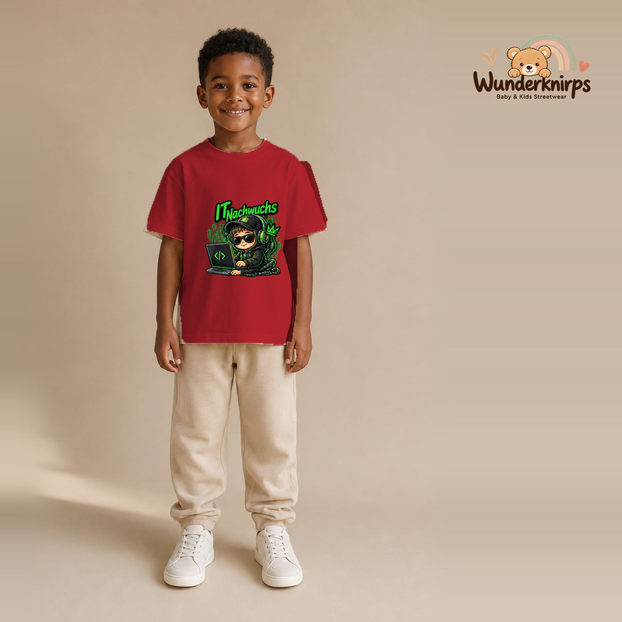 T-Shirt für Jungen in Rot mit Motiv „IT Nachwuchs“, getragen von einem Kind – Wunderknirps.