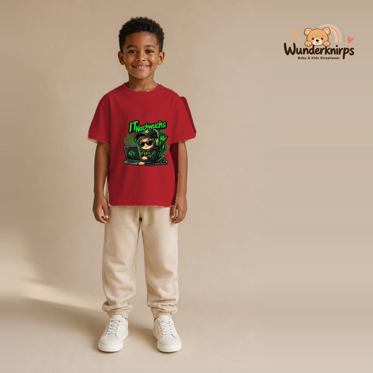 T-Shirt für Jungen in Rot mit Motiv „IT Nachwuchs“, getragen von einem Kind – Wunderknirps.