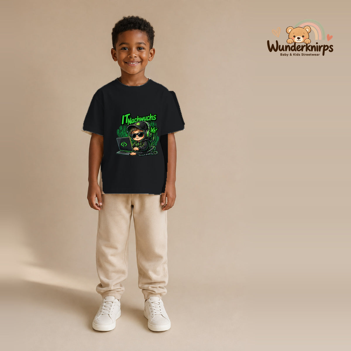 T-Shirt für Jungen in Schwarz mit Motiv „IT Nachwuchs“, getragen von einem Kind – Wunderknirps.