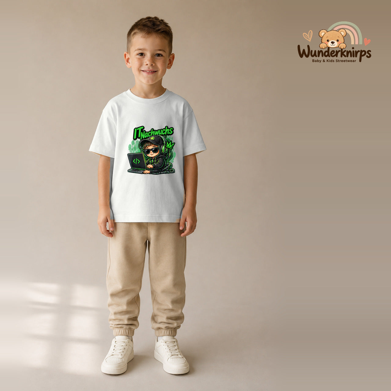 T-Shirt für Jungen in Weiß mit Motiv „IT Nachwuchs“, getragen von einem Kind – Wunderknirps.
