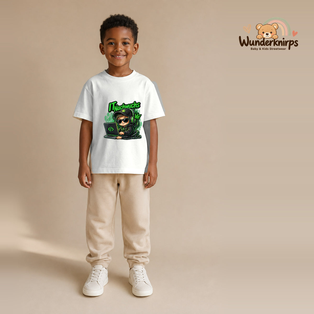T-Shirt für Jungen in Weiß mit Motiv „IT Nachwuchs“, getragen von einem Kind – Wunderknirps.