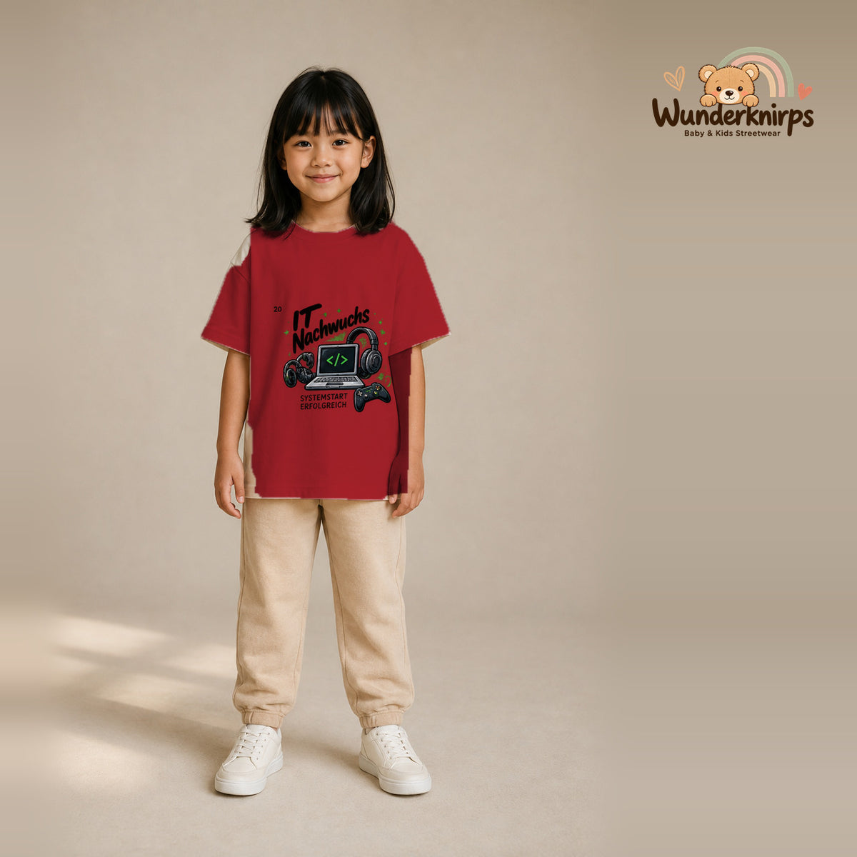 T-Shirt für Mädchen in Rot mit Motiv „IT Nachwuchs“, getragen von einem Kind – Wunderknirps.