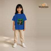 T-Shirt für Mädchen in Blau mit Motiv „IT Nachwuchs“, getragen von einem Kind – Wunderknirps.
