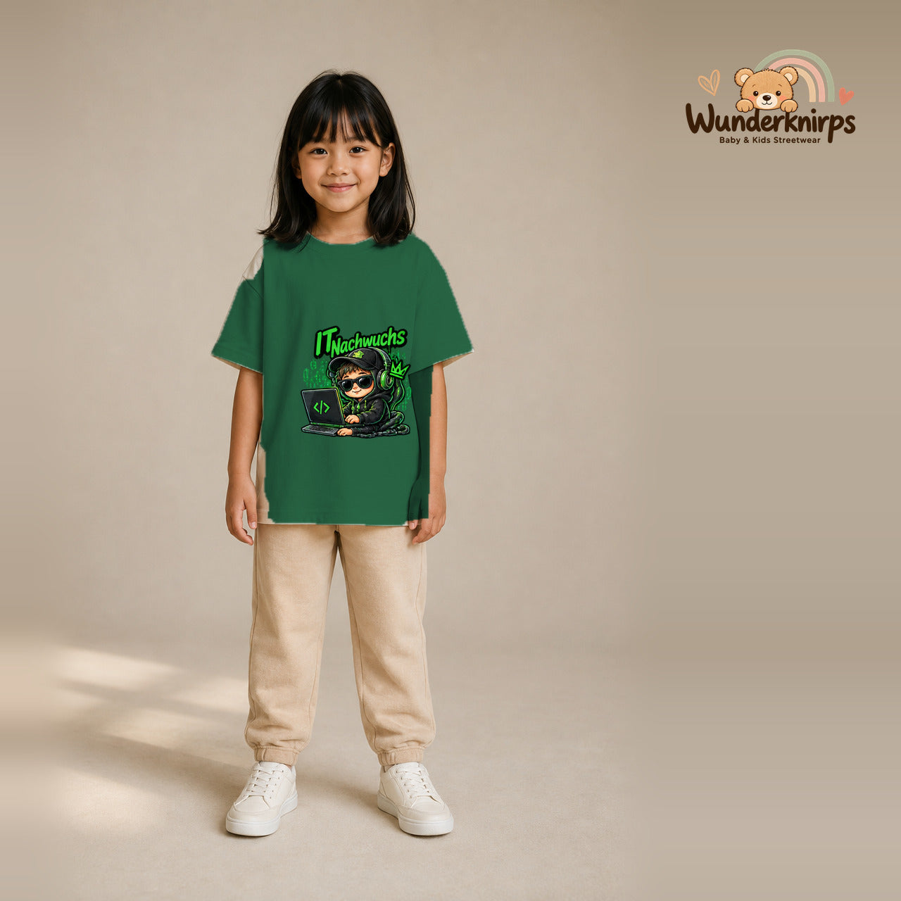 T-Shirt für Mädchen in Grün mit Motiv „IT Nachwuchs“, getragen von einem Kind – Wunderknirps.