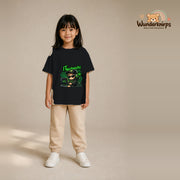 T-Shirt für Mädchen in Schwarz mit Motiv „IT Nachwuchs“, getragen von einem Kind – Wunderknirps.