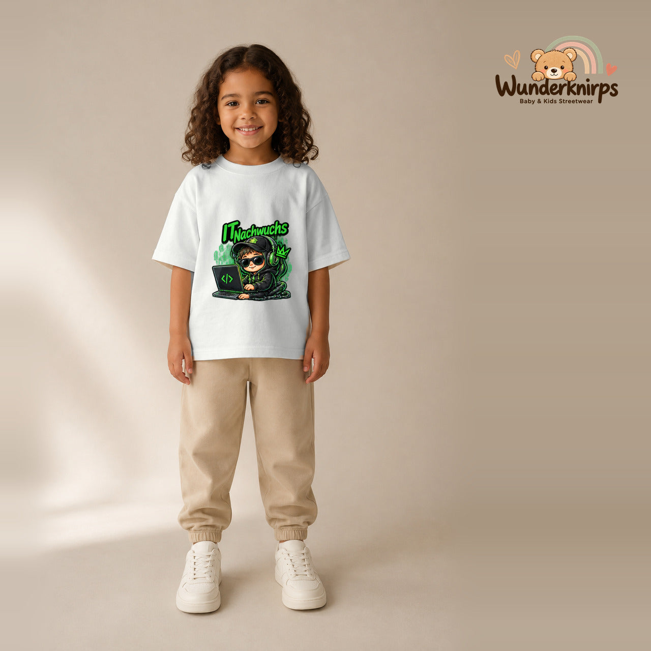 T-Shirt für Mädchen in Weiß mit Motiv „IT Nachwuchs“, getragen von einem Kind – Wunderknirps.