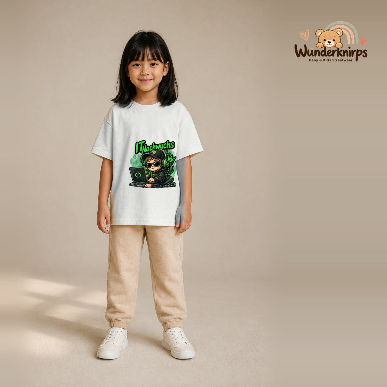 T-Shirt für Mädchen in Weiß mit Motiv „IT Nachwuchs“, getragen von einem Kind – Wunderknirps.