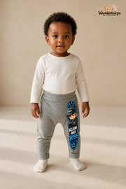 Mini-Boss Traumlook – Klein aber boss – Babyhose für Mädchen: Grau meliert mit Mini-Boss-Druck am Hosenbein – Wunderknirps.
