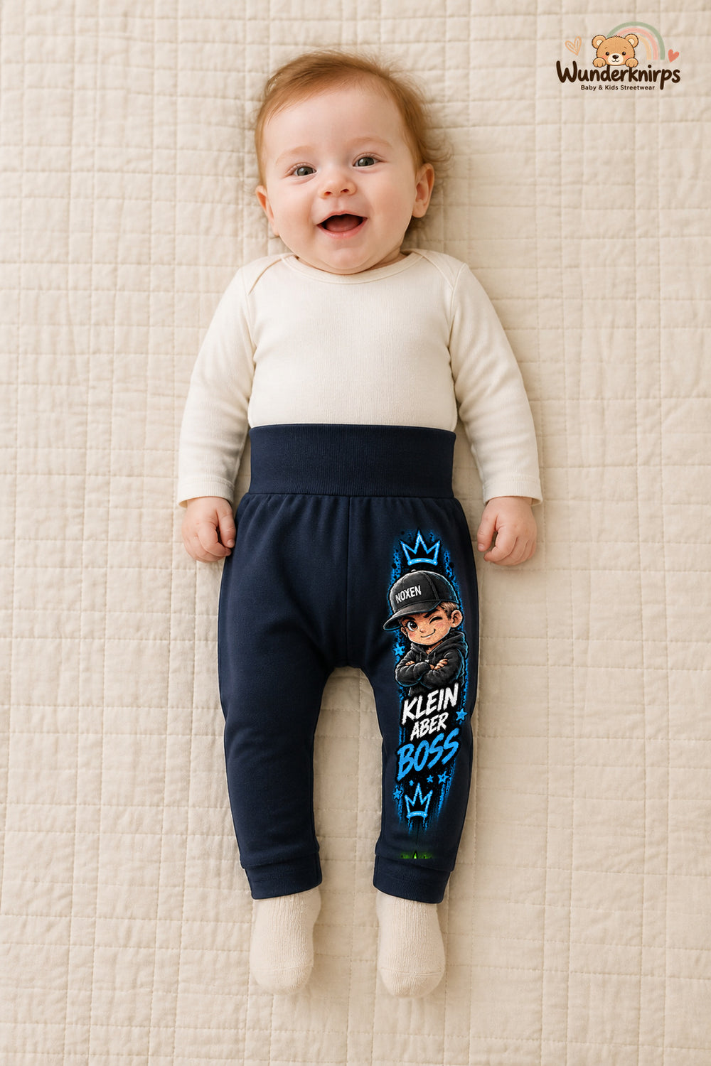 Mini-Boss Traumlook – Klein aber boss – Babyhose für Mädchen: Navy mit Mini-Boss-Druck am Hosenbein – Wunderknirps.