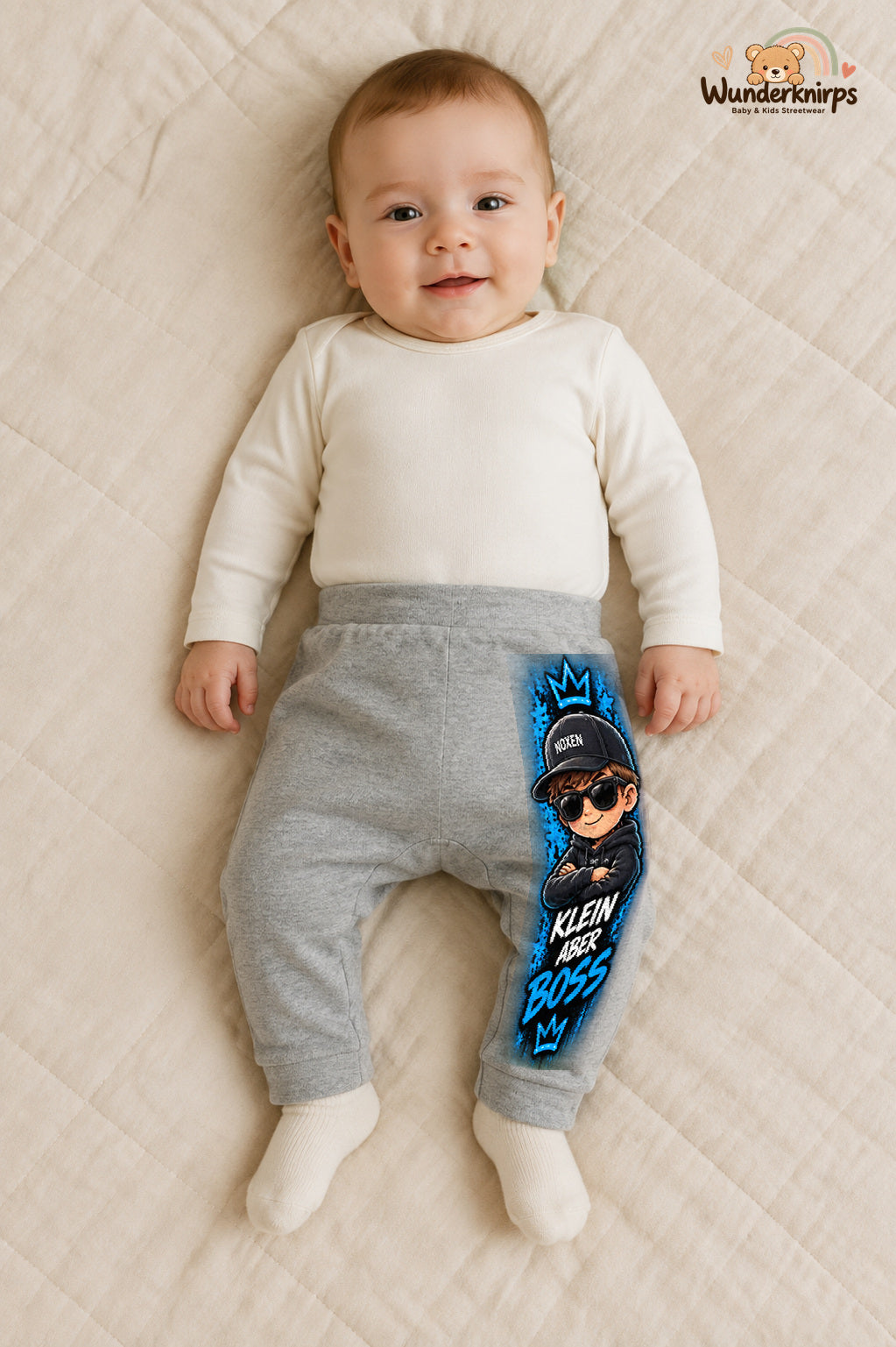 Mini-Boss Alltagsheld – Klein aber boss – Babyhose für Jungen · Motiv 119: Grau meliert mit Mini-Boss-Druck am Hosenbein – Wunderknirps.