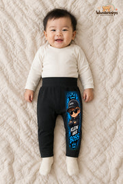 Mini-Boss Alltagsheld – Klein aber boss – Babyhose für Jungen · Motiv 119: Schwarz mit Mini-Boss-Druck am Hosenbein – Wunderknirps.