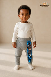 Mini-Boss Traumlook – Klein aber boss – Babyhose für Mädchen · Motiv 119: Grau meliert mit Mini-Boss-Druck am Hosenbein – Wunderknirps.