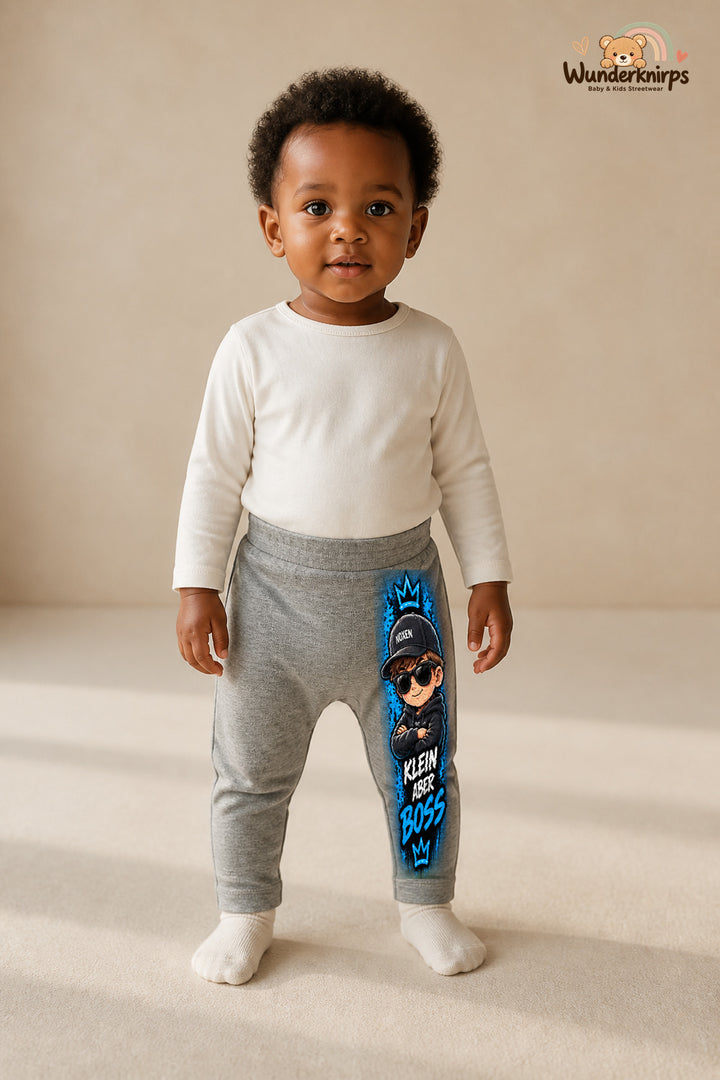 Mini-Boss Traumlook – Klein aber boss – Babyhose für Mädchen · Motiv 119: Grau meliert mit Mini-Boss-Druck am Hosenbein – Wunderknirps.