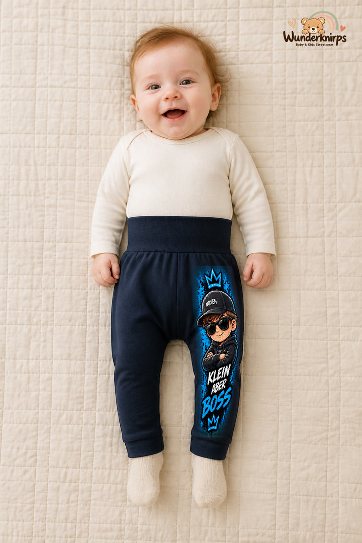 Mini-Boss Traumlook – Klein aber boss – Babyhose für Mädchen · Motiv 119: Navy mit Mini-Boss-Druck am Hosenbein – Wunderknirps.