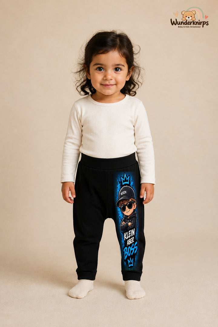 Mini-Boss Traumlook – Klein aber boss – Babyhose für Mädchen · Motiv 119: Schwarz mit Mini-Boss-Druck am Hosenbein – Wunderknirps.