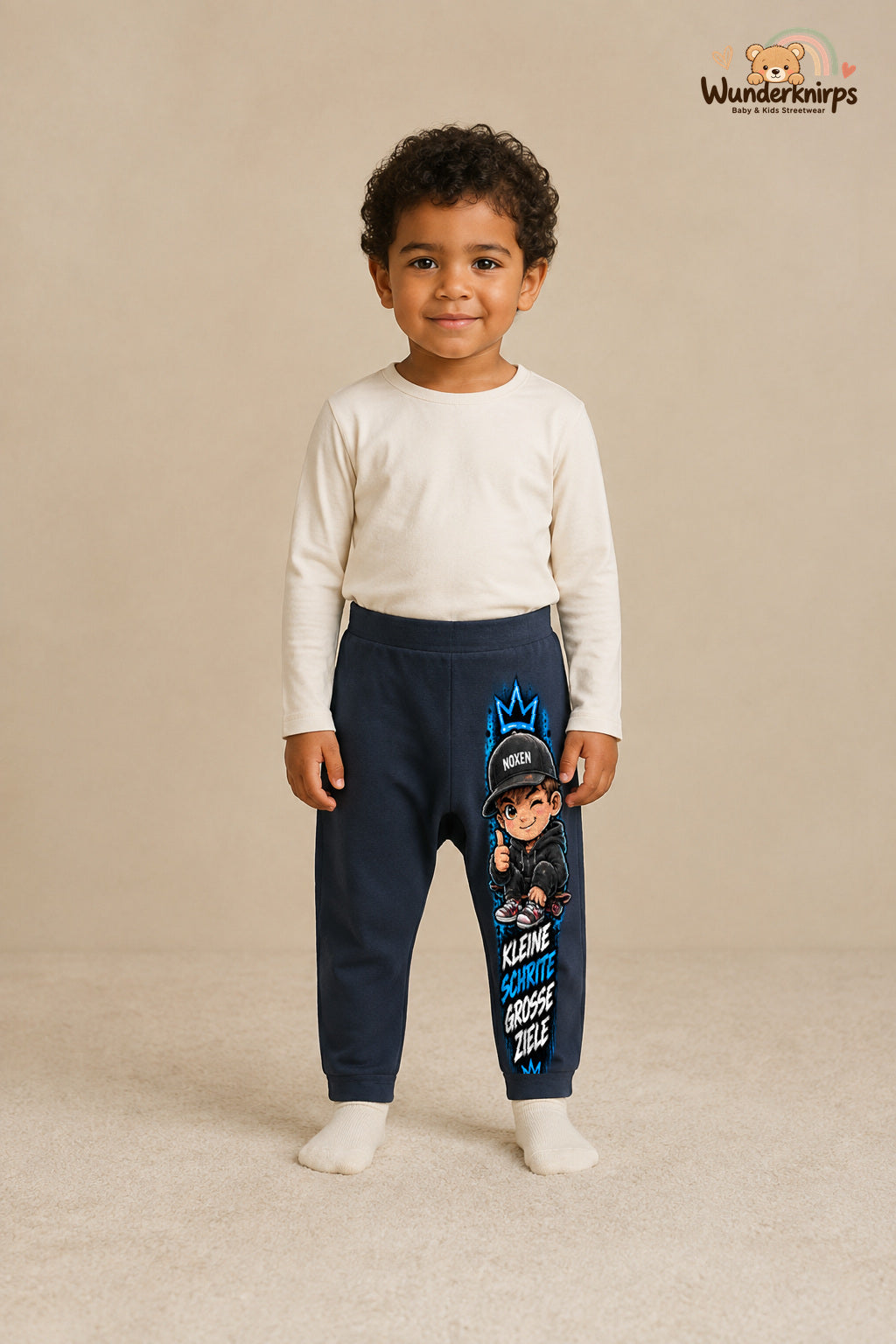 Mini-Boss Streetstyle – Kleine schritte große ziele – Babyhose für Jungen: Navy mit Mini-Boss-Druck am Hosenbein – Wunderknirps.