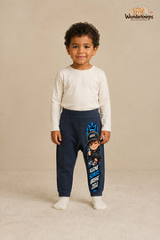 Mini-Boss Streetstyle – Kleine schritte große ziele – Babyhose für Jungen: Navy mit Mini-Boss-Druck am Hosenbein – Wunderknirps.
