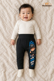 Mini-Boss Streetstyle – Kleine schritte große ziele – Babyhose für Jungen: Schwarz mit Mini-Boss-Druck am Hosenbein – Wunderknirps.