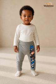 Kleine Weltentdeckerin: Kleine schritte große ziele – Babyhose für Mädchen: Grau meliert mit Mini-Boss-Druck am Hosenbein – Wunderknirps.