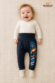 Kleine Weltentdeckerin: Kleine schritte große ziele – Babyhose für Mädchen: Navy mit Mini-Boss-Druck am Hosenbein – Wunderknirps.