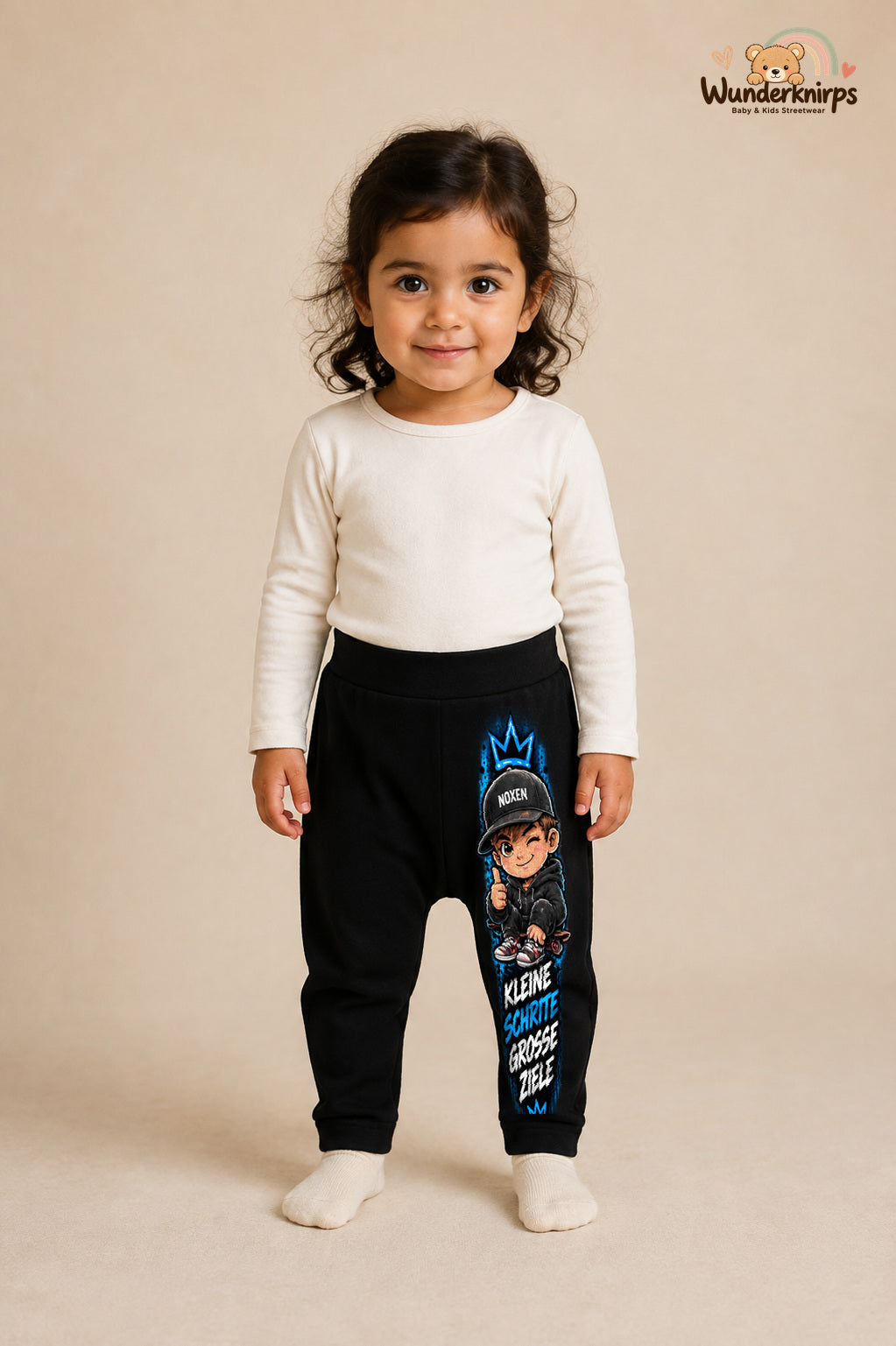 Kleine Weltentdeckerin: Kleine schritte große ziele – Babyhose für Mädchen: Schwarz mit Mini-Boss-Druck am Hosenbein – Wunderknirps.