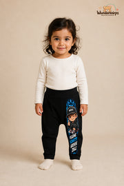 Kleine Weltentdeckerin: Kleine schritte große ziele – Babyhose für Mädchen: Schwarz mit Mini-Boss-Druck am Hosenbein – Wunderknirps.