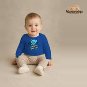 Babybody für Jungen in Blau mit Motiv „Kaputt aber süß“, getragen von einem Kind – Wunderknirps.