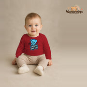 Babybody für Jungen in Rot mit Motiv „Kaputt aber süß“, getragen von einem Kind – Wunderknirps.