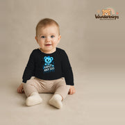 Babybody für Jungen in Schwarz mit Motiv „Kaputt aber süß“, getragen von einem Kind – Wunderknirps.