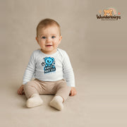 Babybody für Jungen in Weiß mit Motiv „Kaputt aber süß“, getragen von einem Kind – Wunderknirps.
