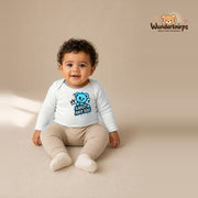 Babybody für Jungen in Weiß mit Motiv „Kaputt aber süß“, getragen von einem Kind – Wunderknirps.