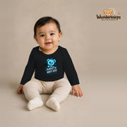 Babybody für Mädchen in Schwarz mit Motiv „Kaputt aber süß“, getragen von einem Kind – Wunderknirps.