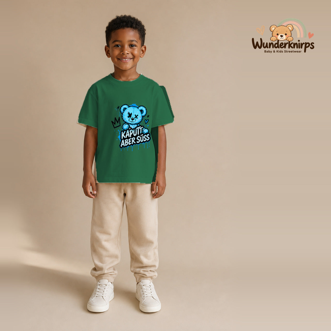 T-Shirt für Jungen in Grün mit Motiv „Kaputt aber süß“, getragen von einem Kind – Wunderknirps.