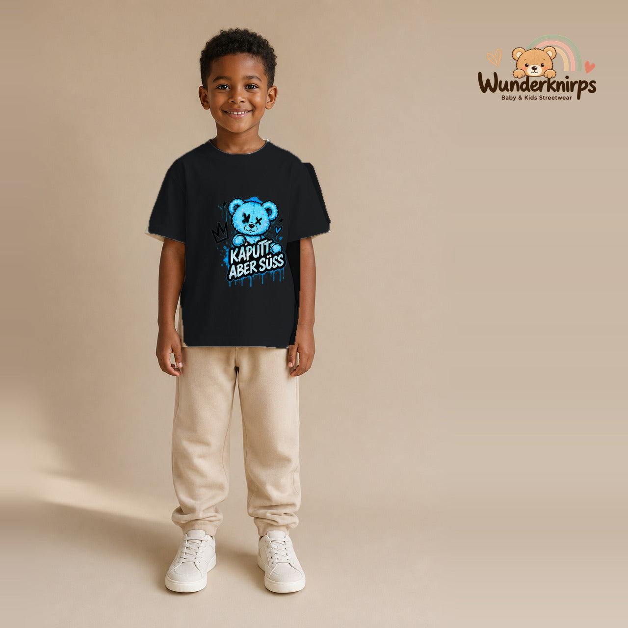 T-Shirt für Jungen in Schwarz mit Motiv „Kaputt aber süß“, getragen von einem Kind – Wunderknirps.