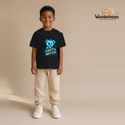 T-Shirt für Jungen in Schwarz mit Motiv „Kaputt aber süß“, getragen von einem Kind – Wunderknirps.